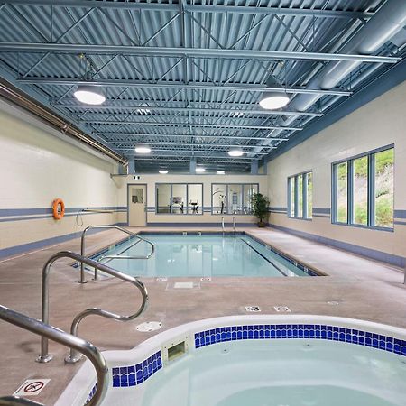 Glenwood Inn & Suites Trail Екстер'єр фото