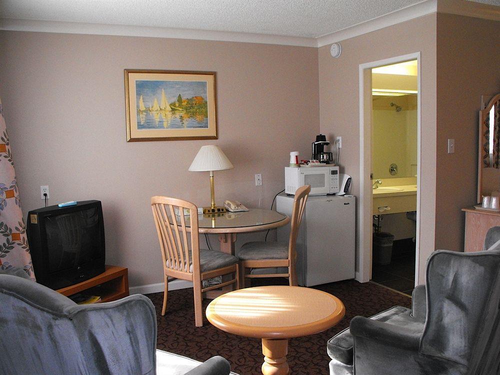 Glenwood Inn & Suites Trail Екстер'єр фото