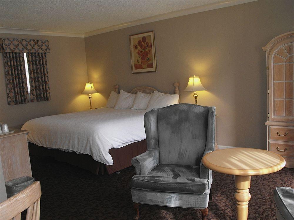 Glenwood Inn & Suites Trail Екстер'єр фото