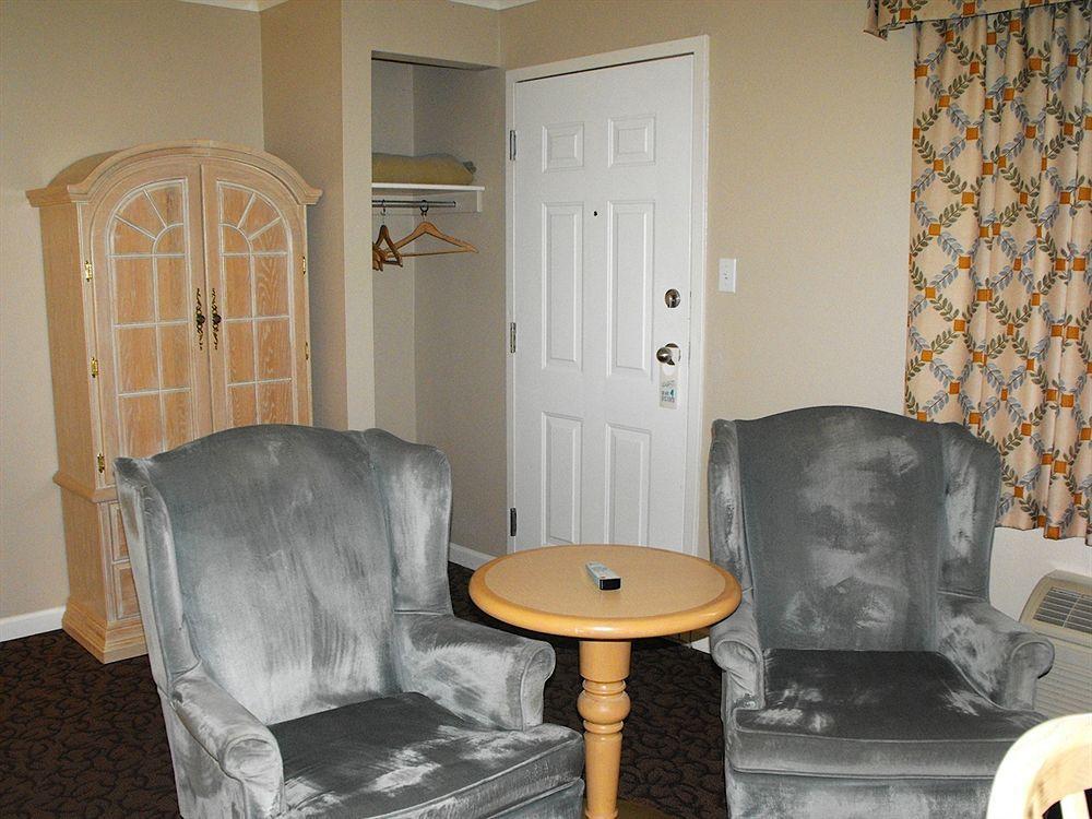 Glenwood Inn & Suites Trail Екстер'єр фото