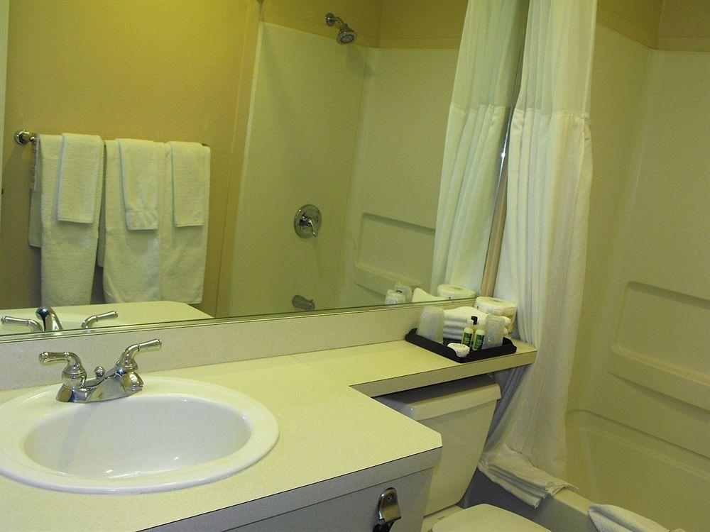 Glenwood Inn & Suites Trail Екстер'єр фото