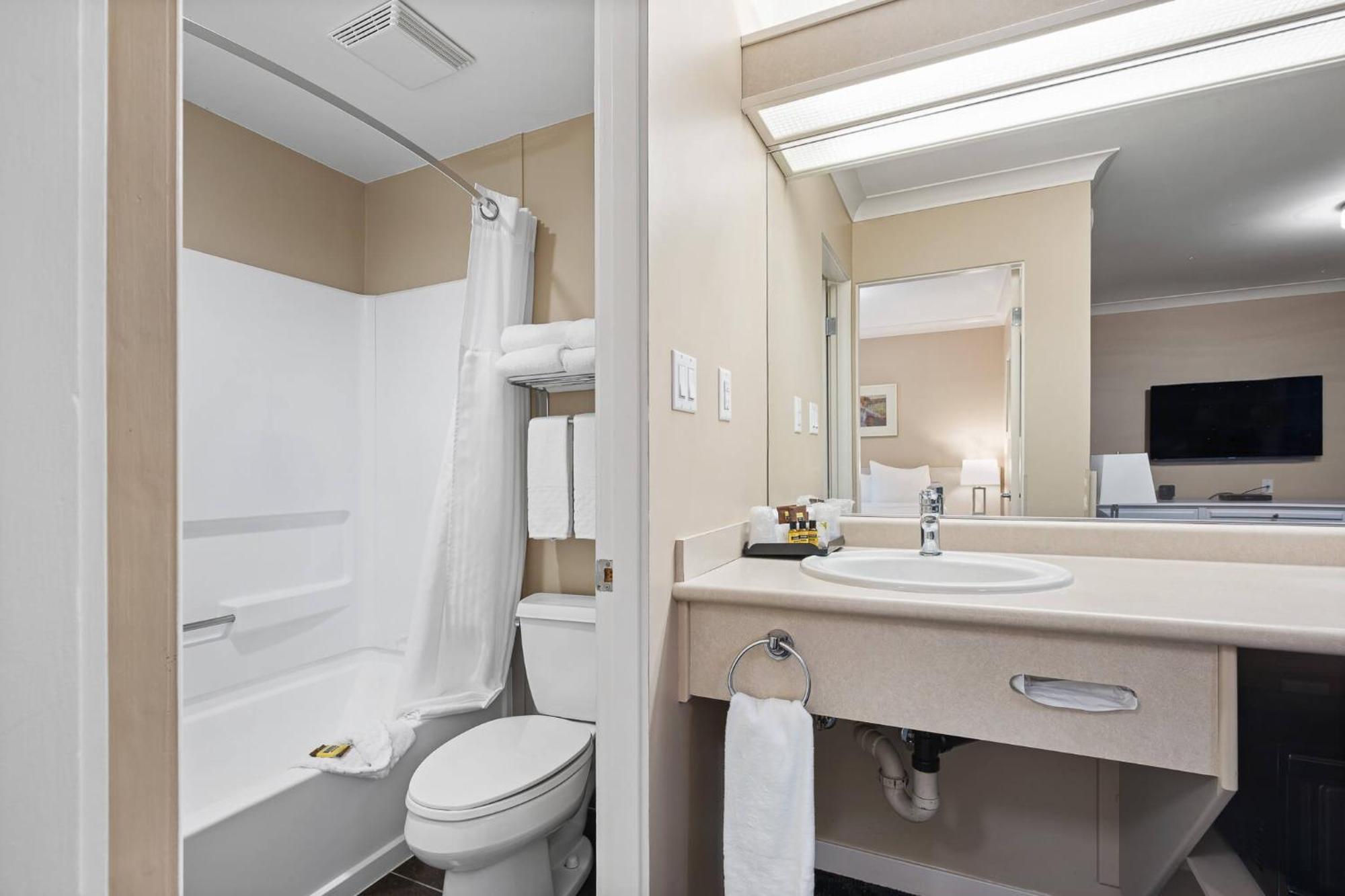 Glenwood Inn & Suites Trail Екстер'єр фото
