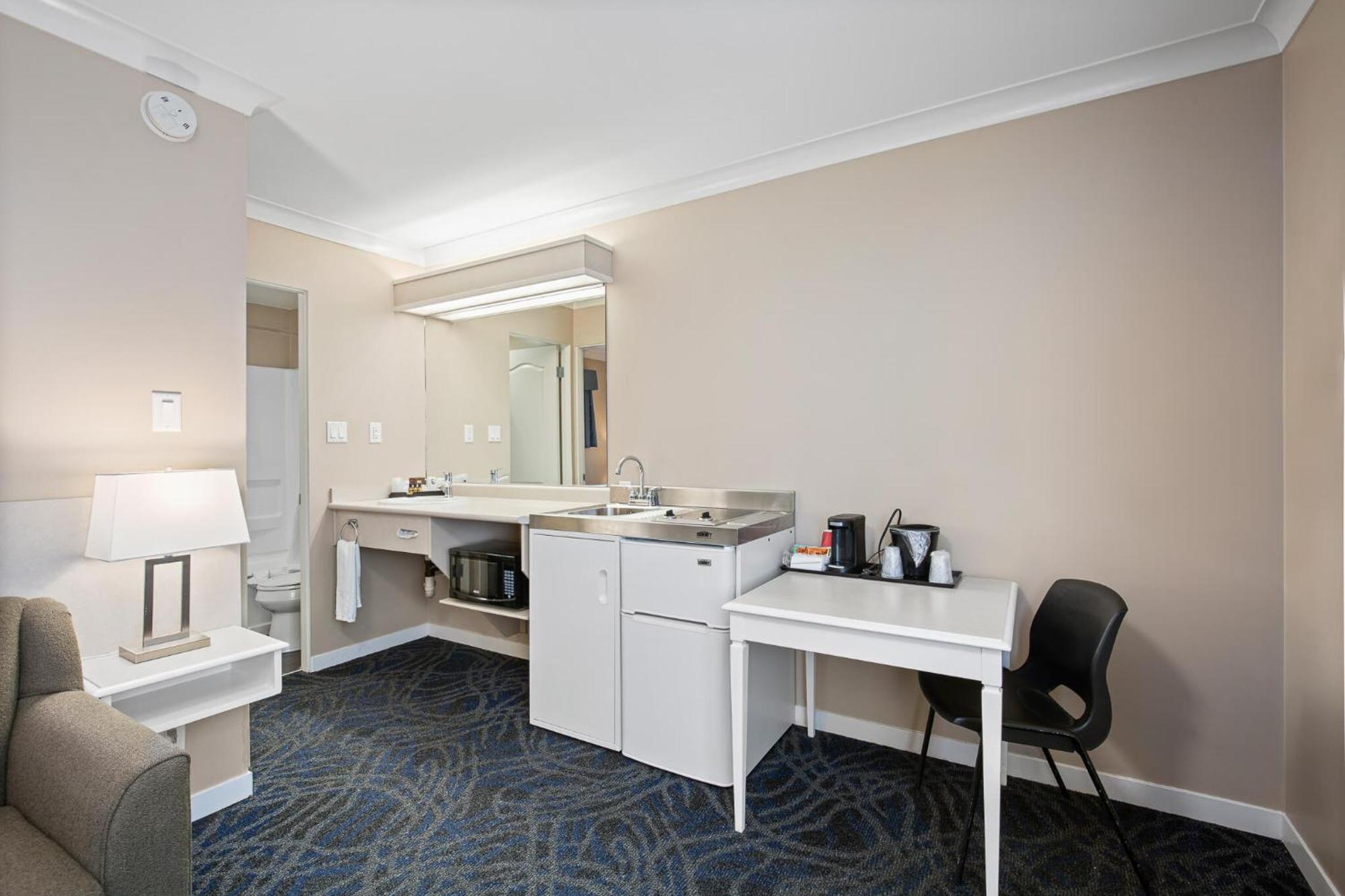Glenwood Inn & Suites Trail Екстер'єр фото