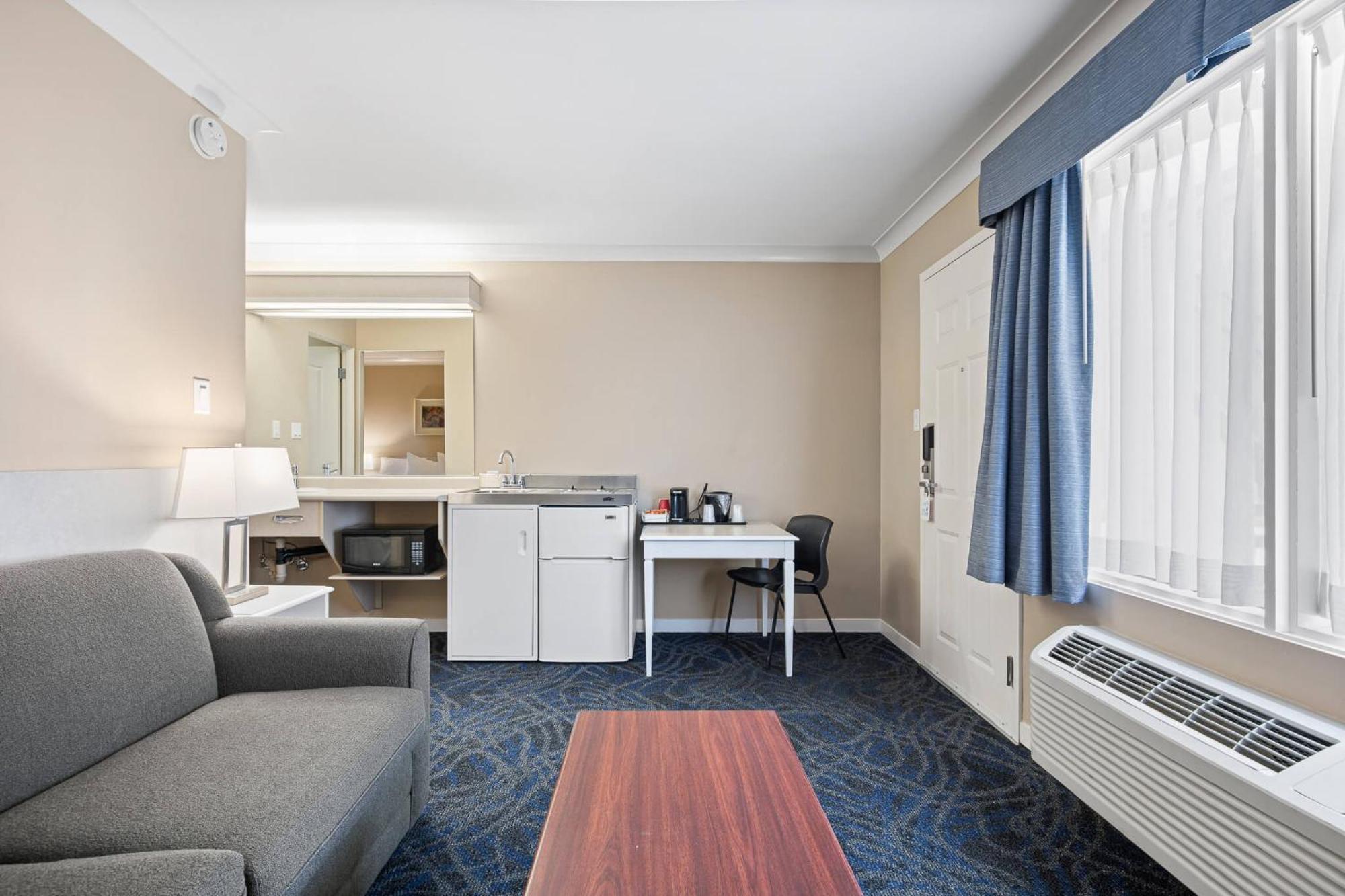Glenwood Inn & Suites Trail Екстер'єр фото