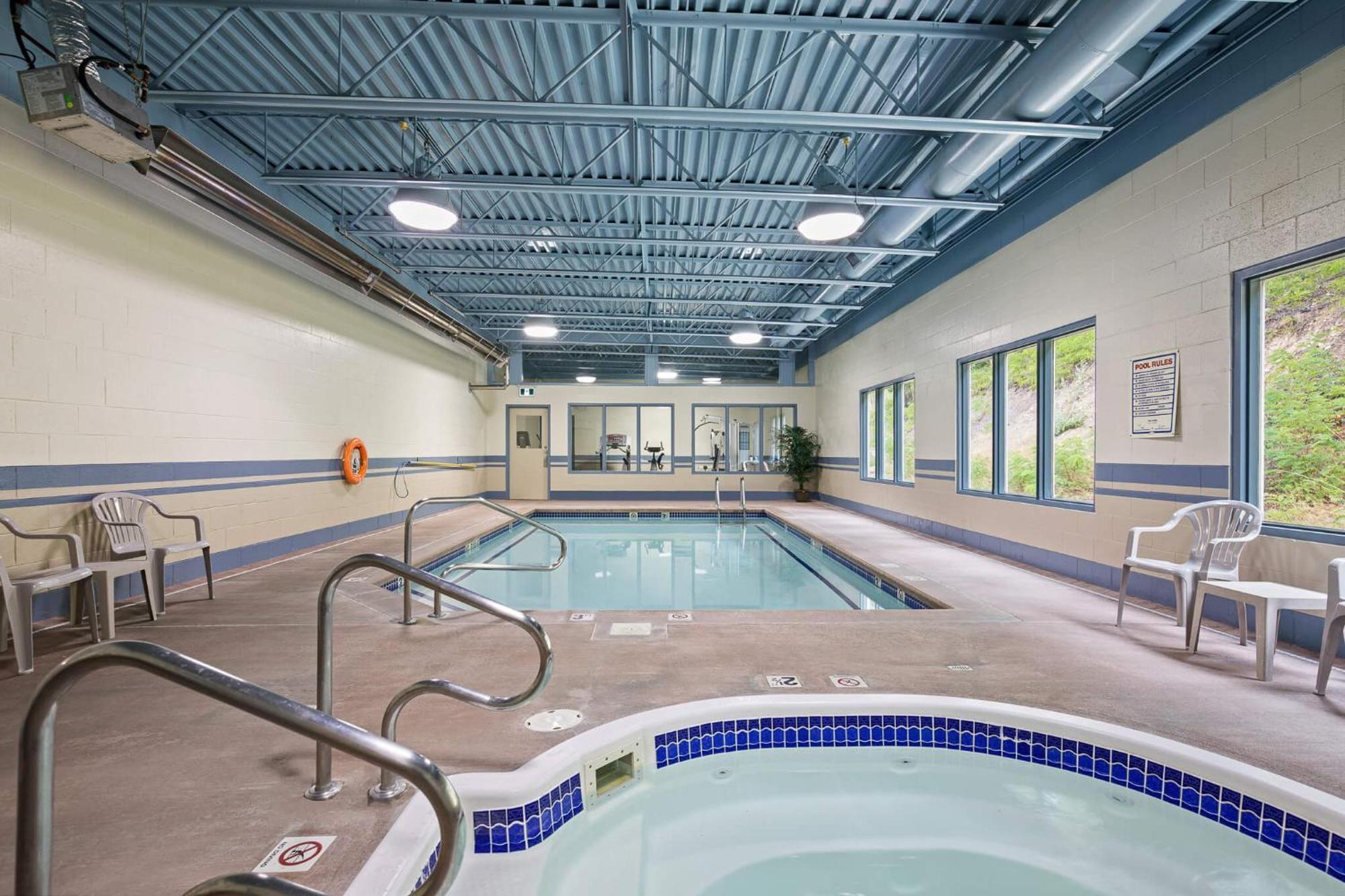 Glenwood Inn & Suites Trail Екстер'єр фото