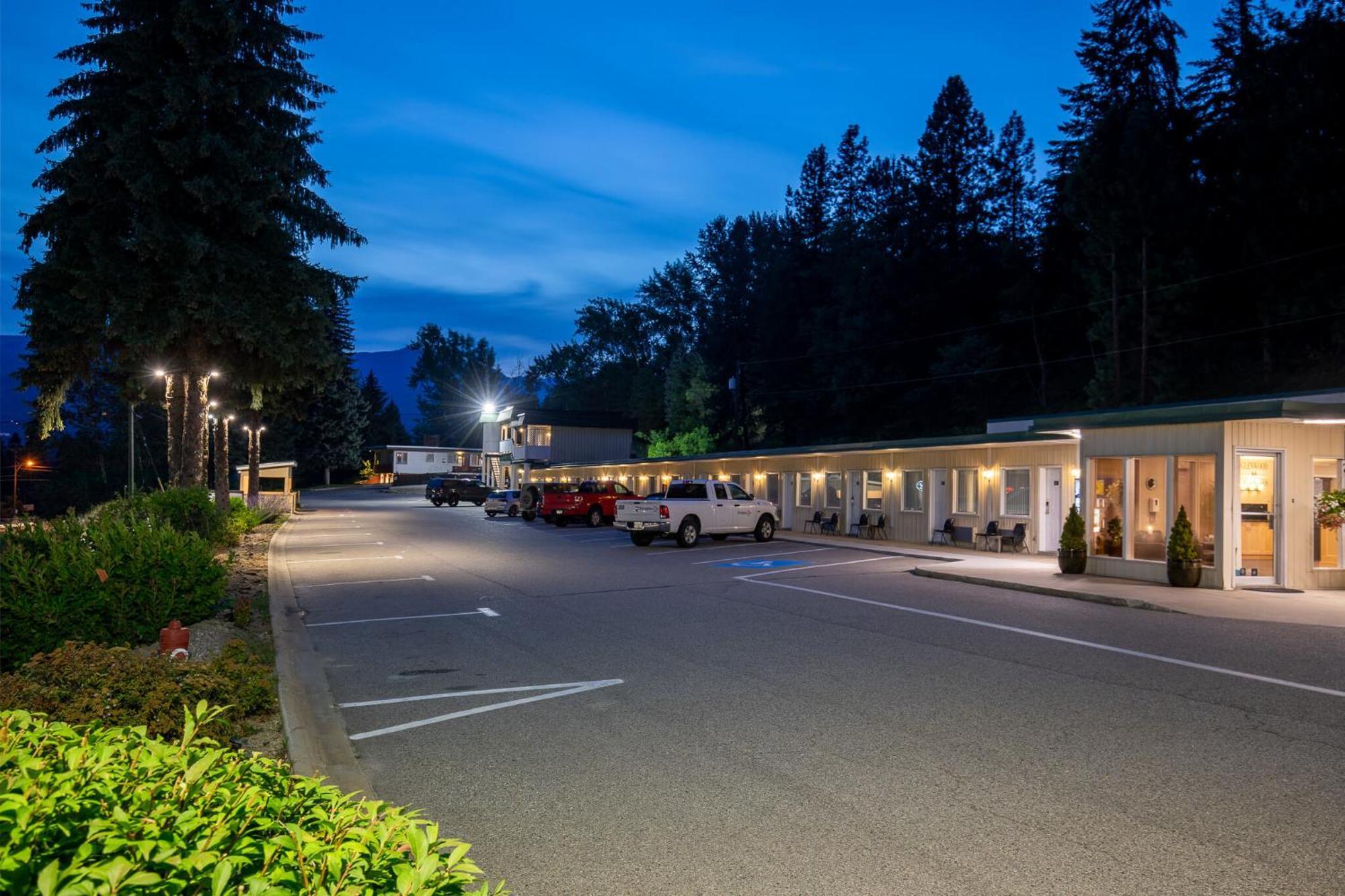 Glenwood Inn & Suites Trail Екстер'єр фото