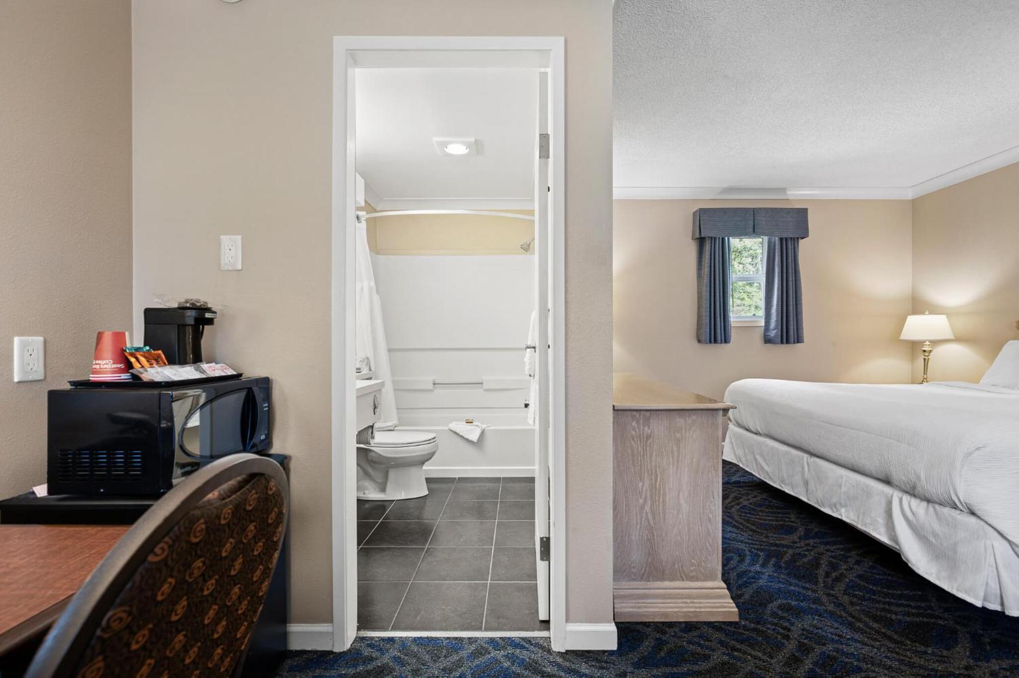 Glenwood Inn & Suites Trail Екстер'єр фото