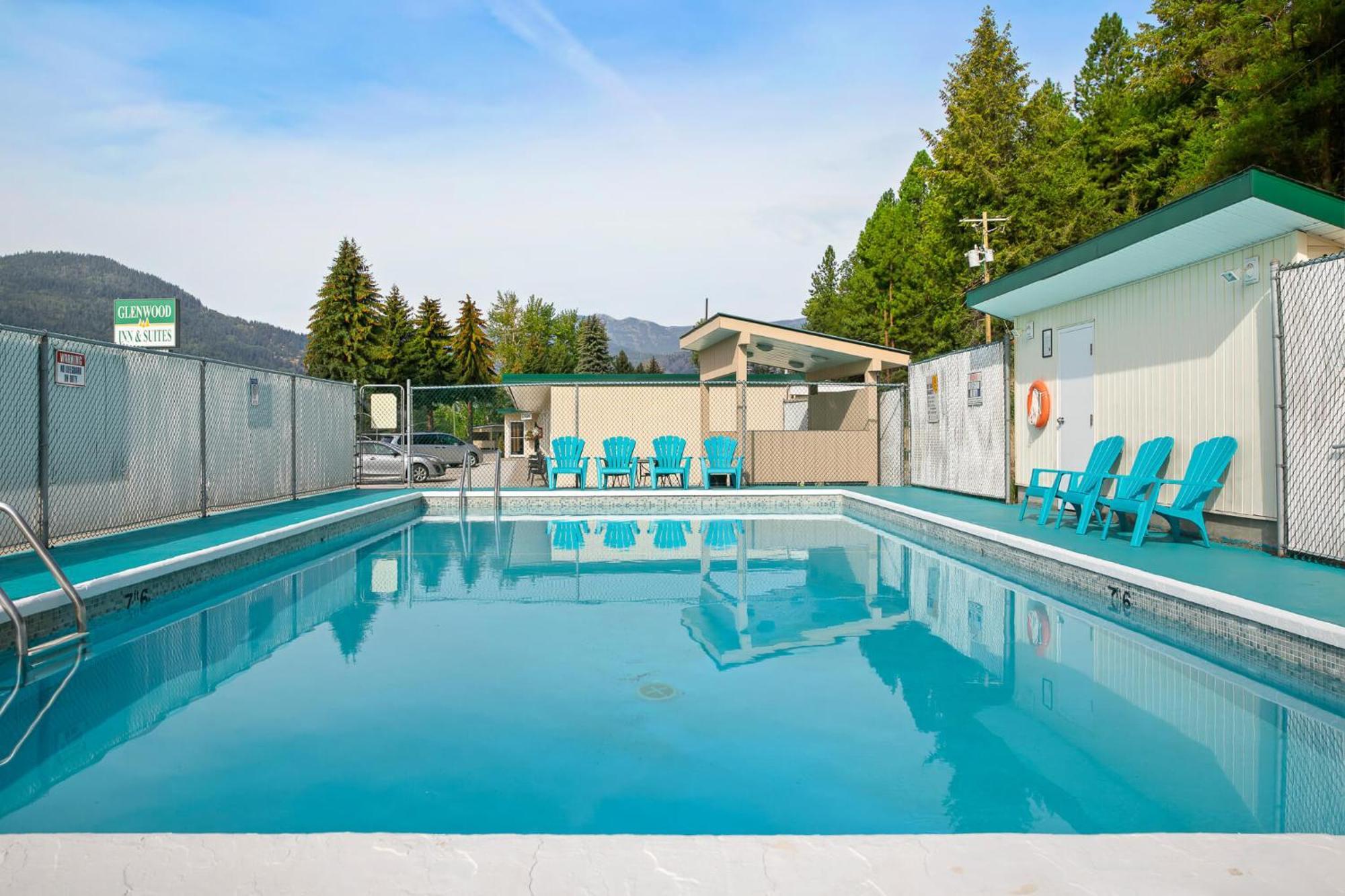 Glenwood Inn & Suites Trail Екстер'єр фото