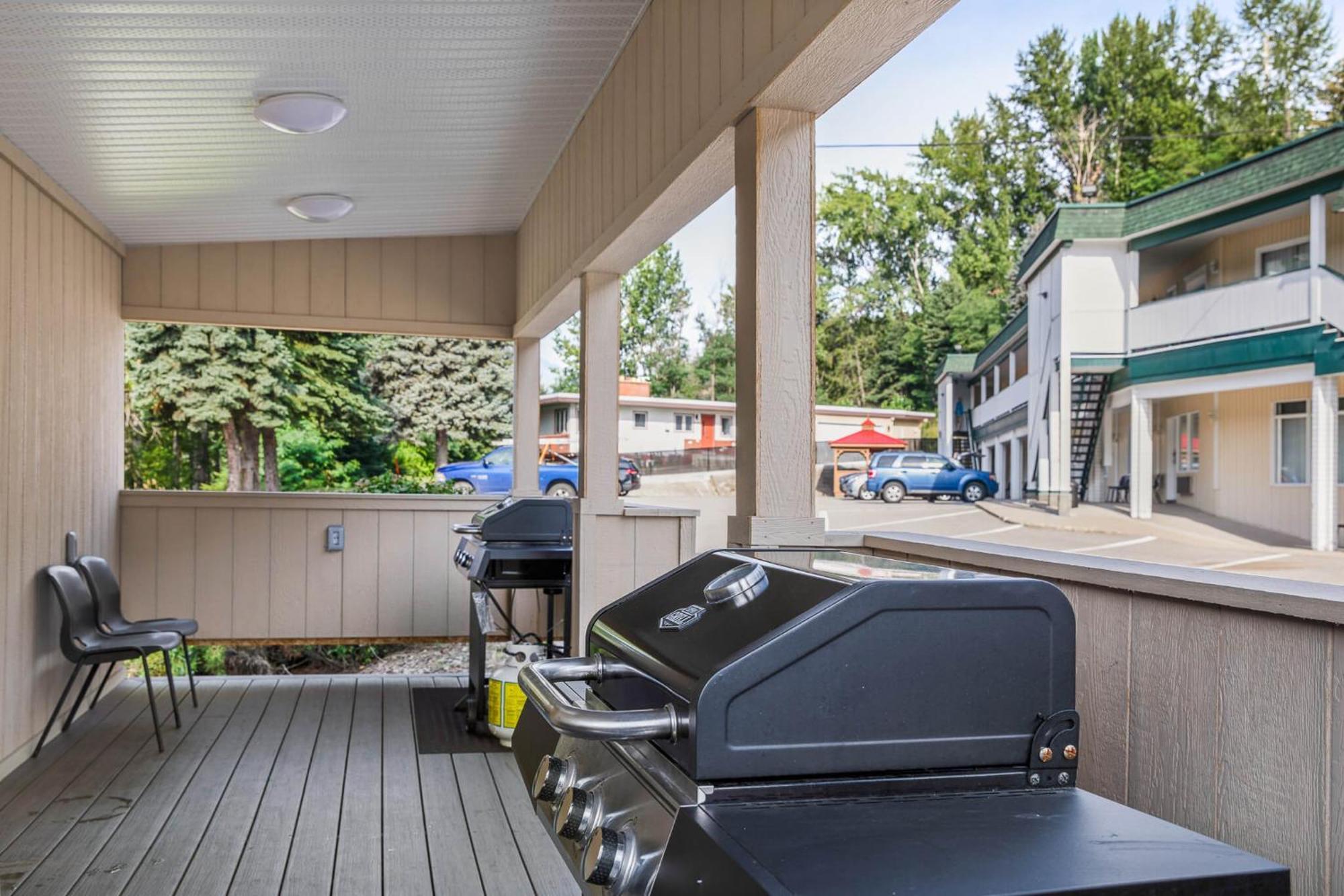 Glenwood Inn & Suites Trail Екстер'єр фото