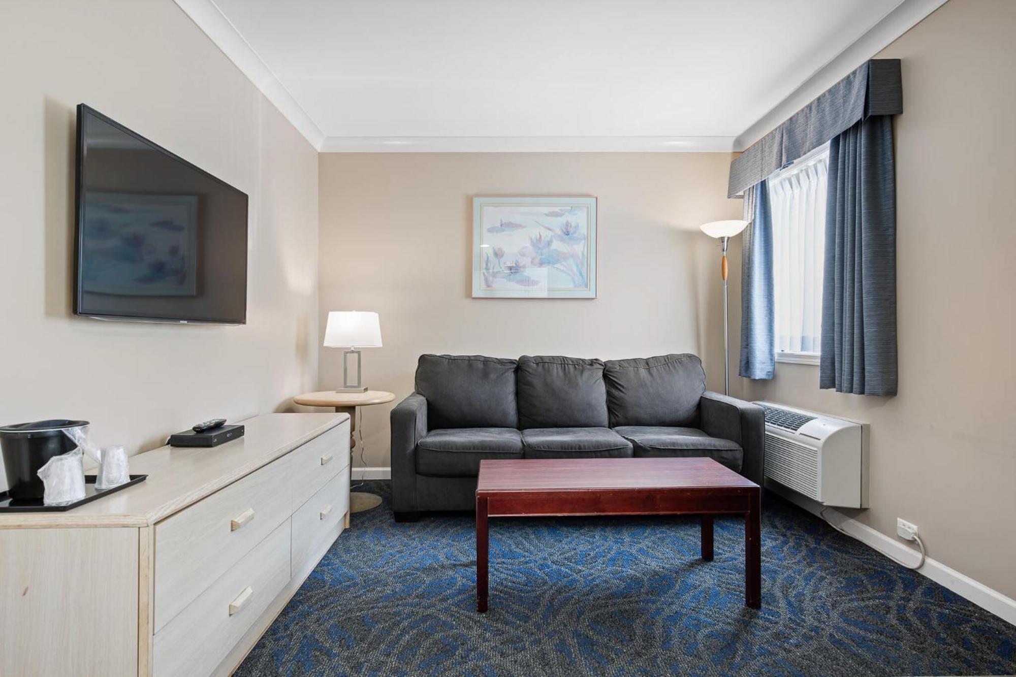 Glenwood Inn & Suites Trail Екстер'єр фото