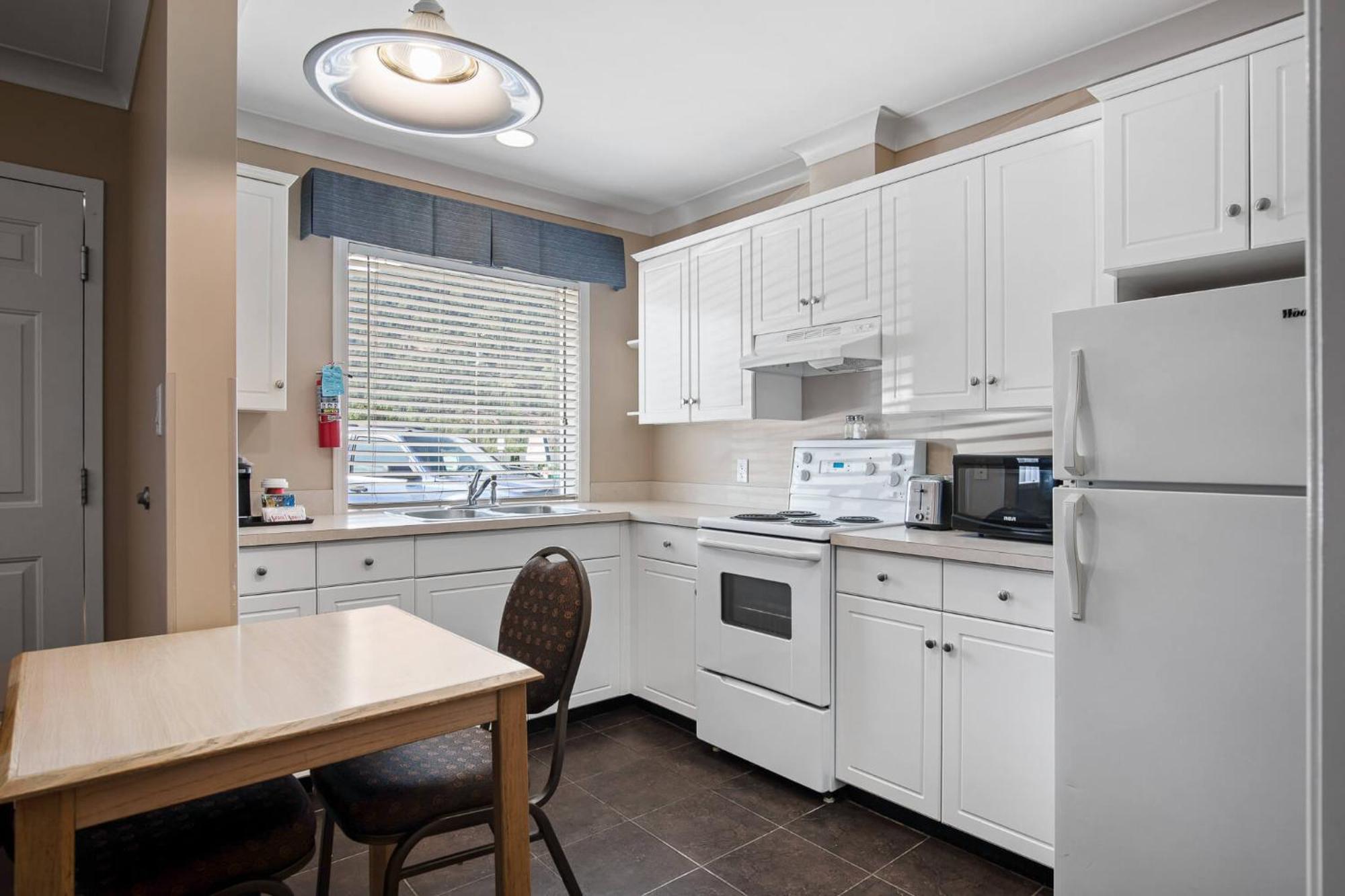 Glenwood Inn & Suites Trail Екстер'єр фото