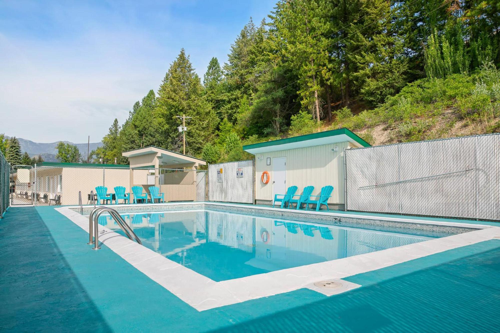 Glenwood Inn & Suites Trail Екстер'єр фото