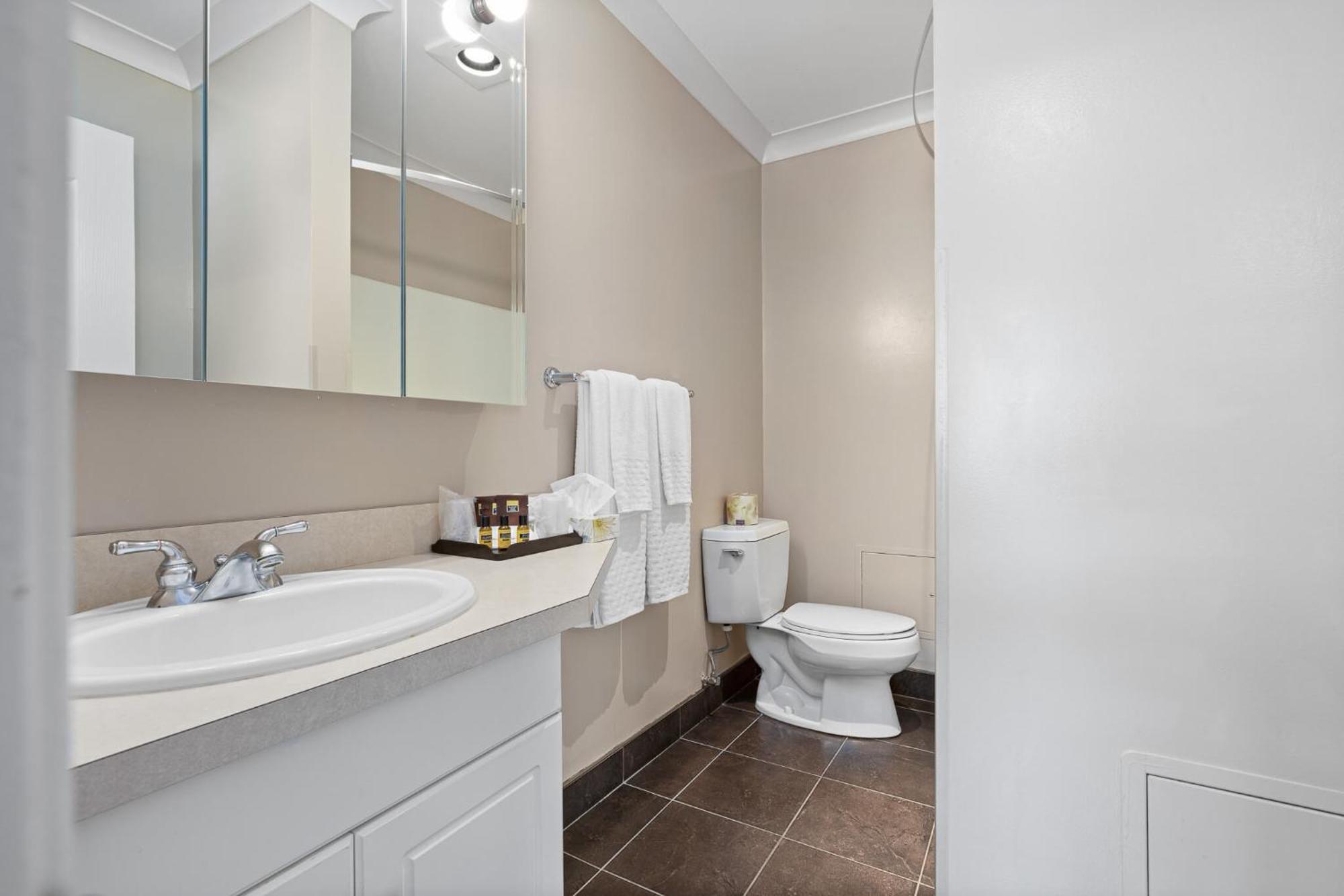 Glenwood Inn & Suites Trail Екстер'єр фото
