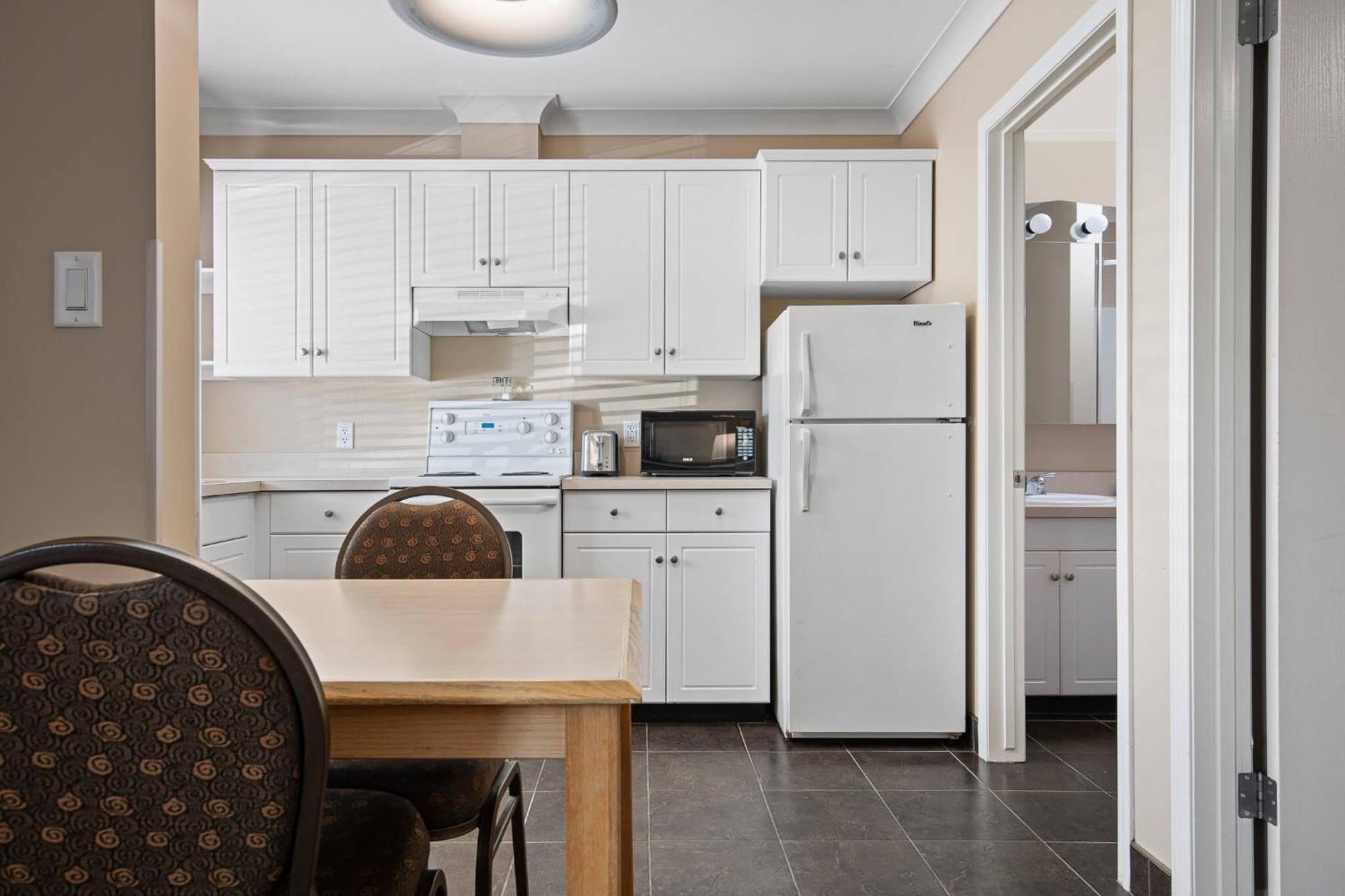 Glenwood Inn & Suites Trail Екстер'єр фото