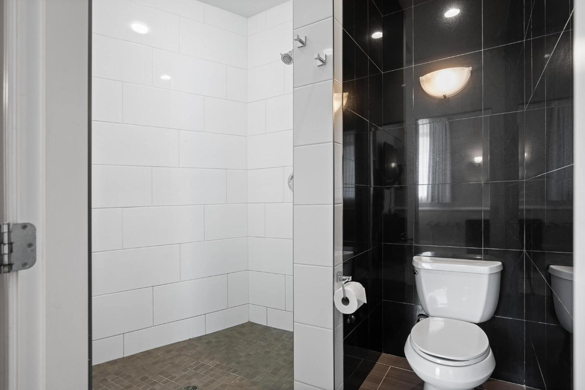 Glenwood Inn & Suites Trail Екстер'єр фото