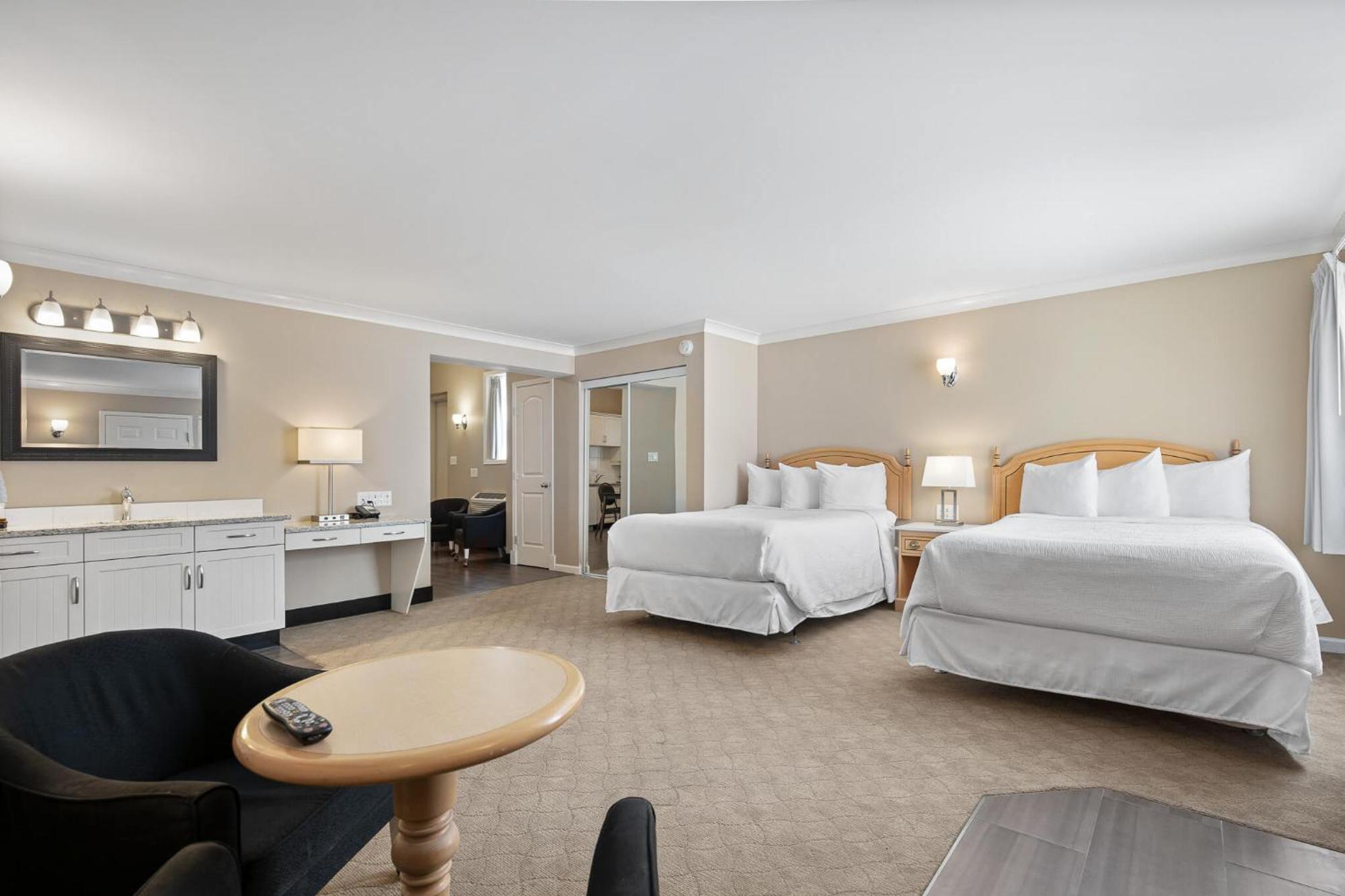 Glenwood Inn & Suites Trail Екстер'єр фото