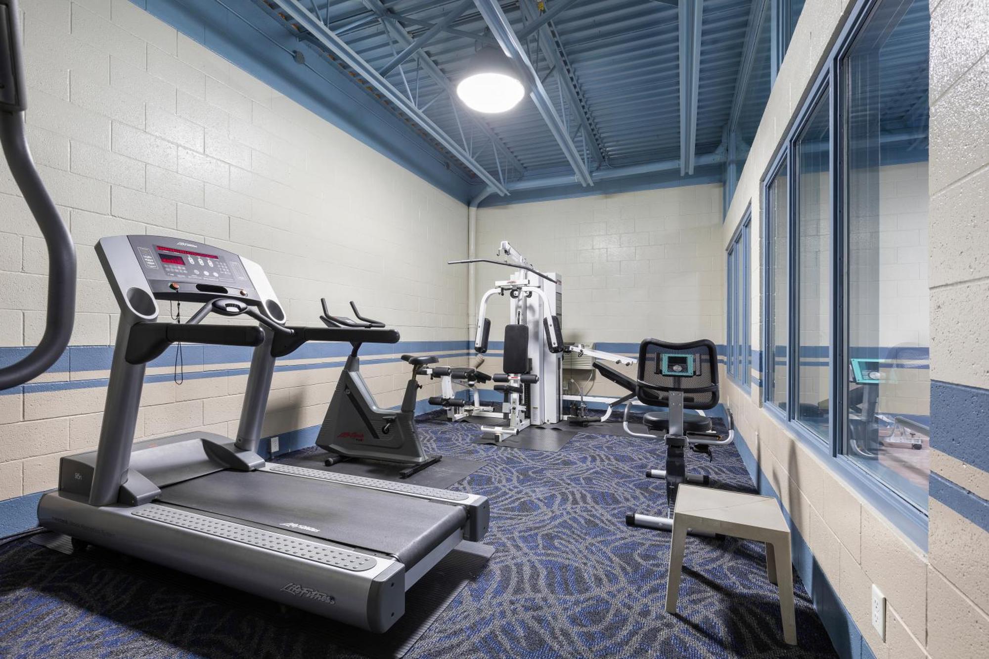 Glenwood Inn & Suites Trail Екстер'єр фото