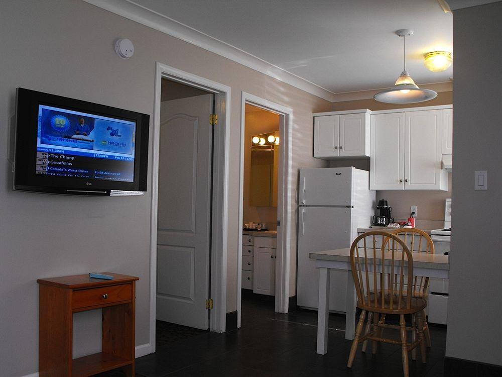 Glenwood Inn & Suites Trail Екстер'єр фото