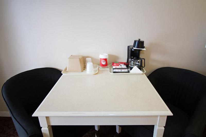 Glenwood Inn & Suites Trail Екстер'єр фото