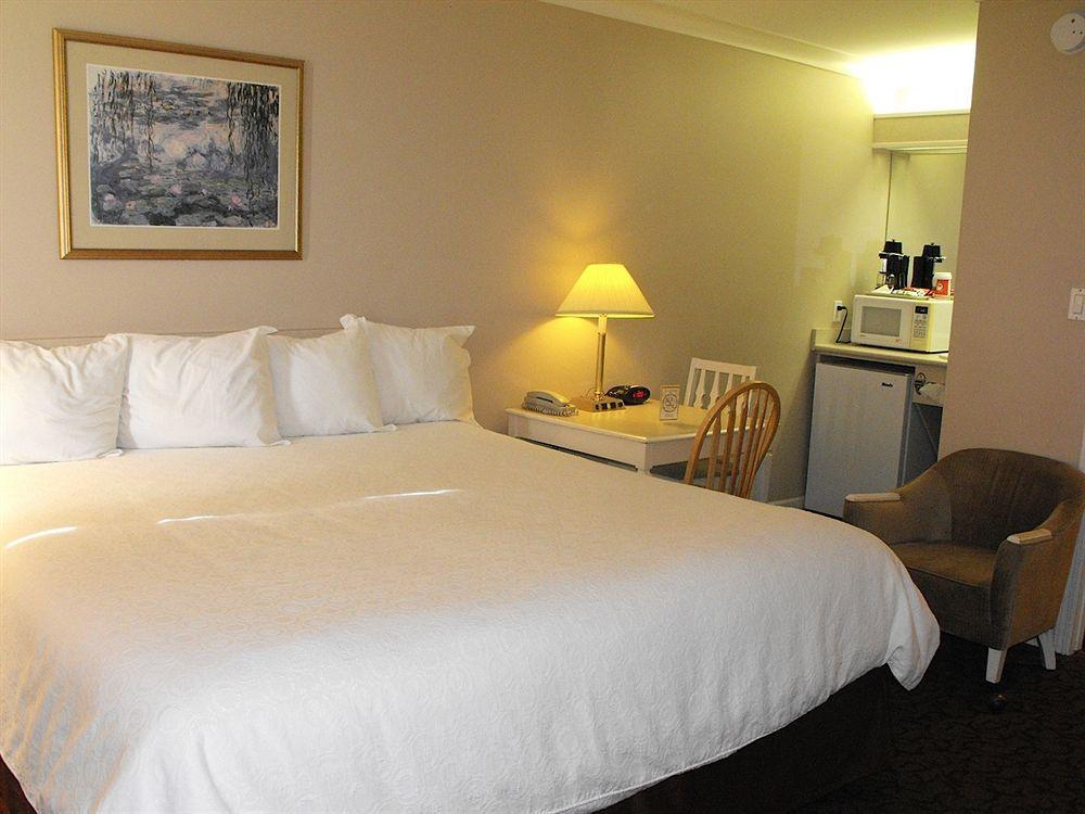Glenwood Inn & Suites Trail Екстер'єр фото