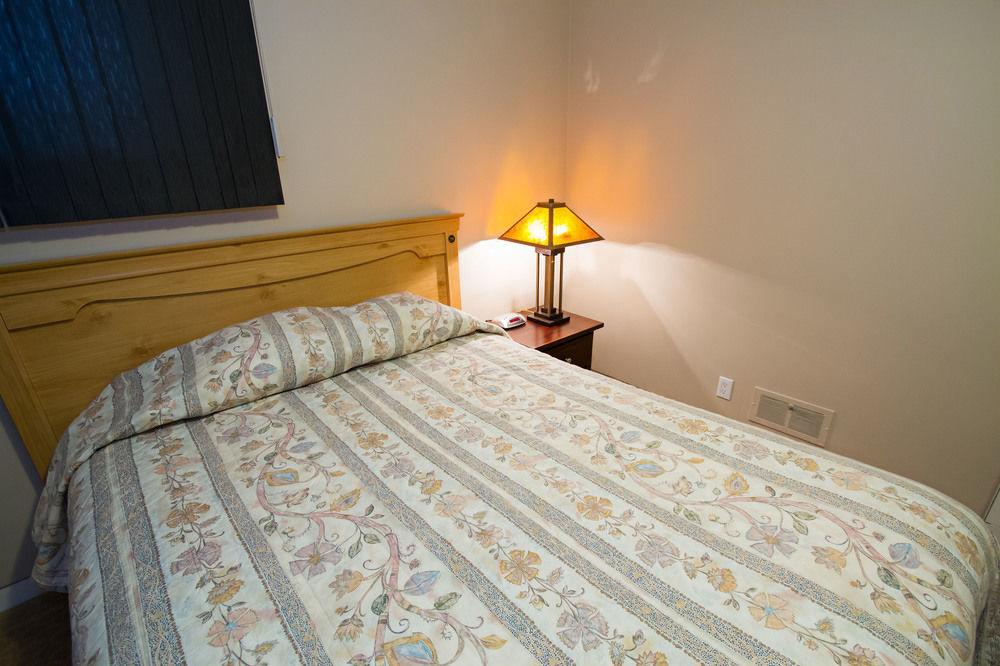 Glenwood Inn & Suites Trail Екстер'єр фото