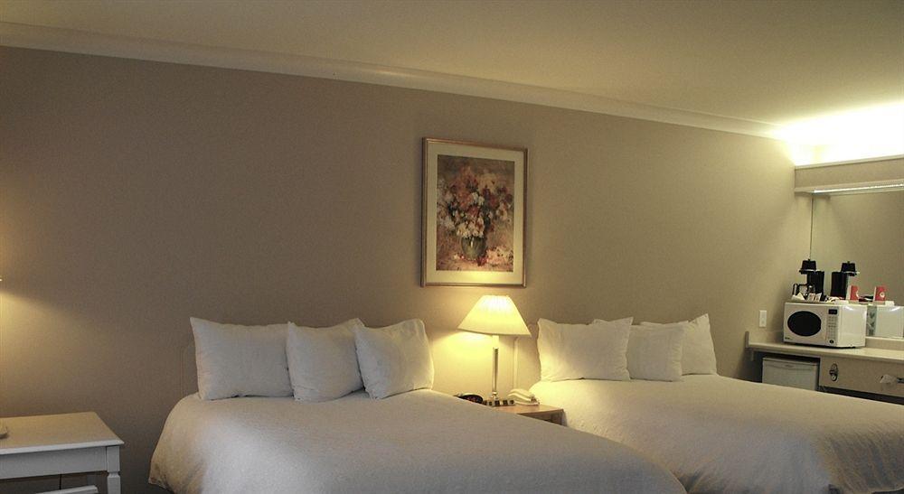 Glenwood Inn & Suites Trail Екстер'єр фото