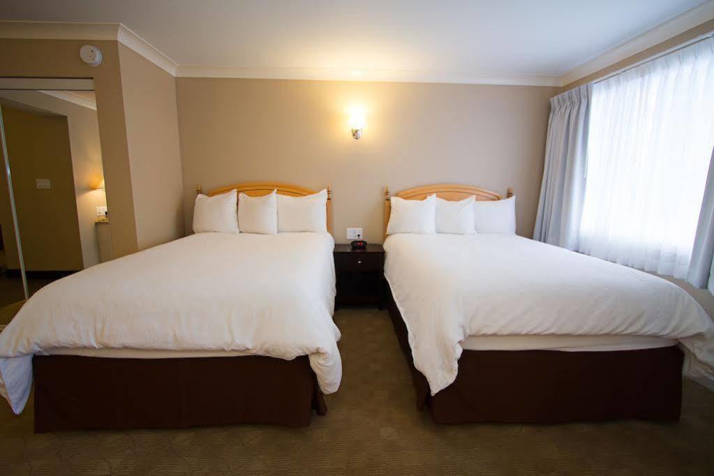 Glenwood Inn & Suites Trail Екстер'єр фото