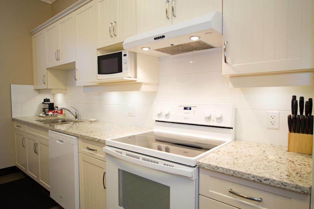 Glenwood Inn & Suites Trail Екстер'єр фото