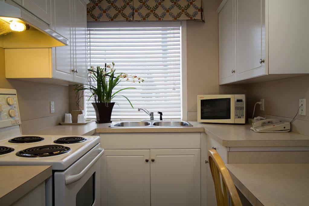 Glenwood Inn & Suites Trail Екстер'єр фото