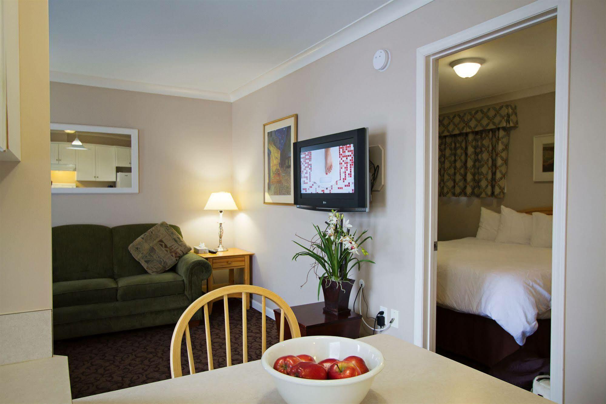 Glenwood Inn & Suites Trail Екстер'єр фото