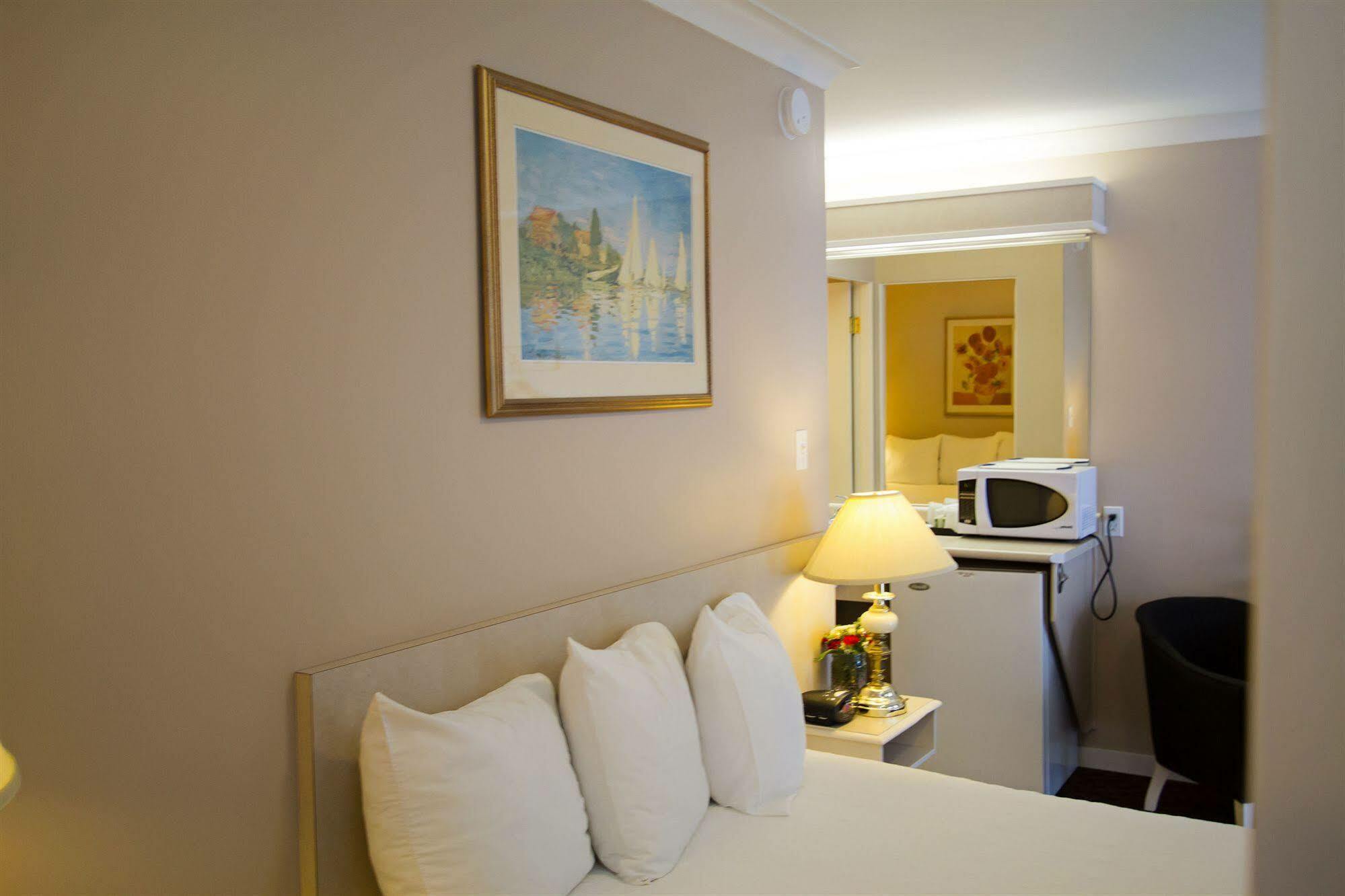 Glenwood Inn & Suites Trail Екстер'єр фото