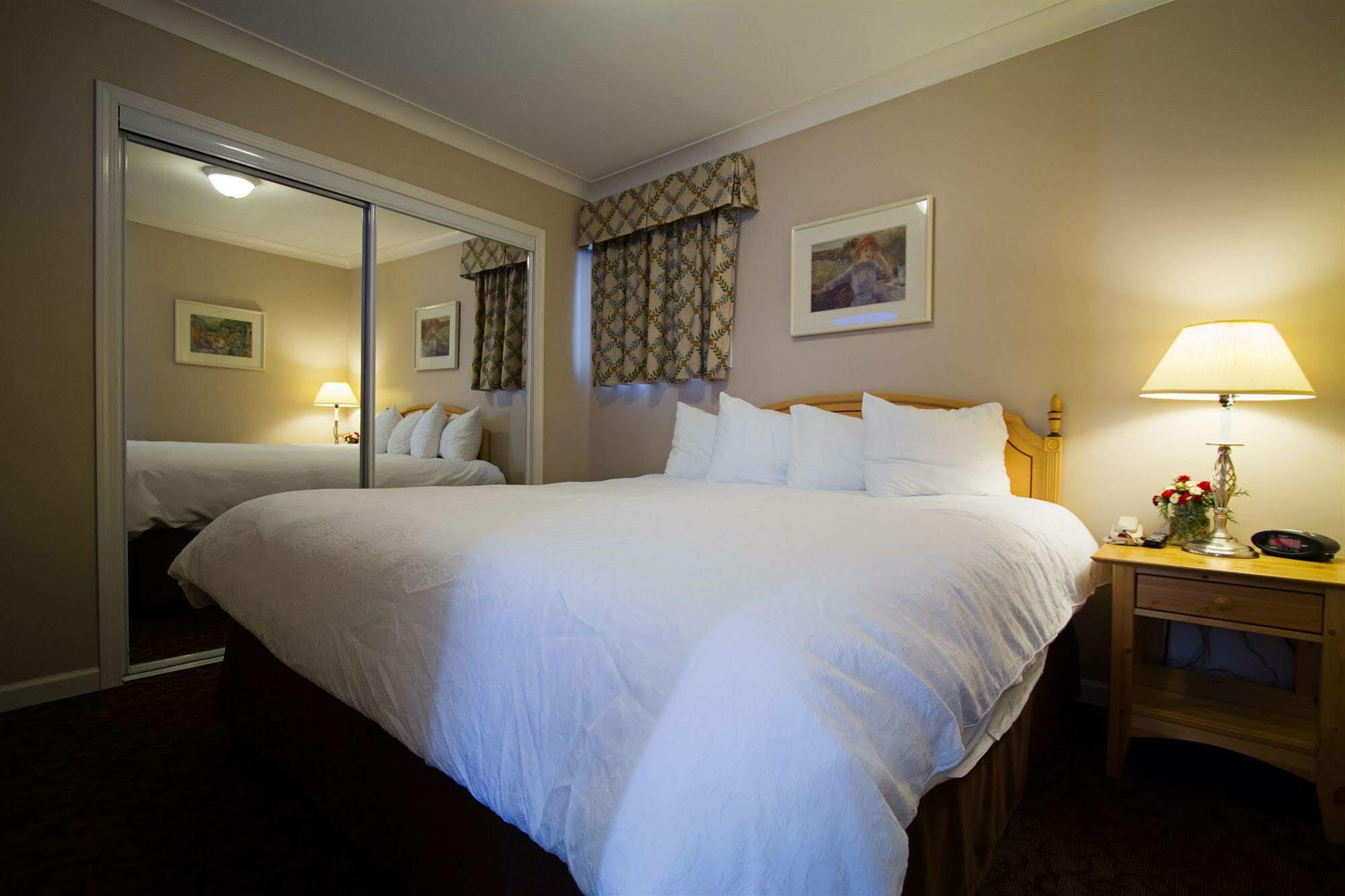 Glenwood Inn & Suites Trail Екстер'єр фото