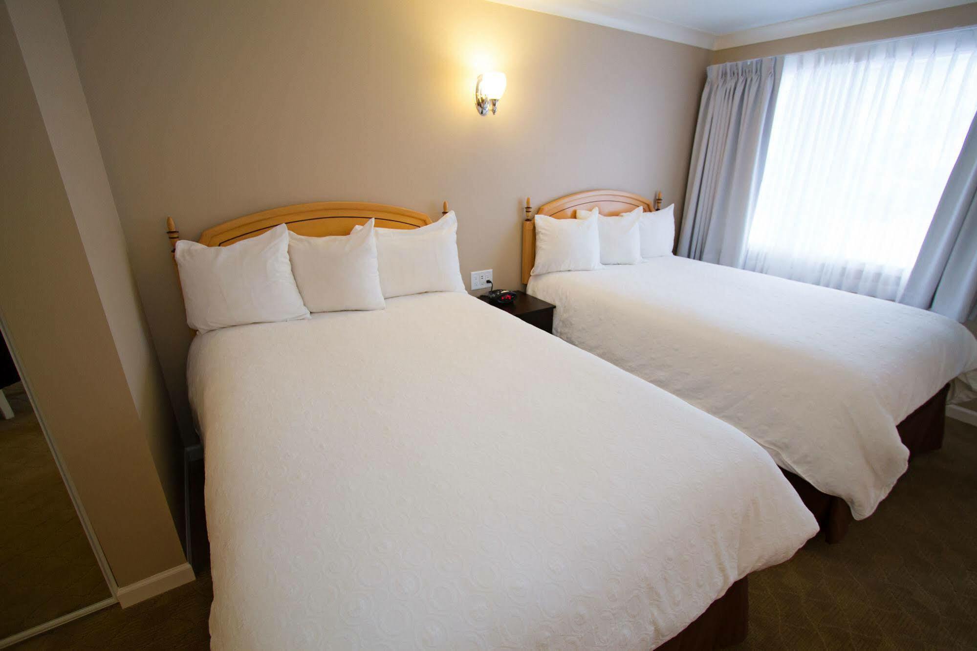 Glenwood Inn & Suites Trail Екстер'єр фото
