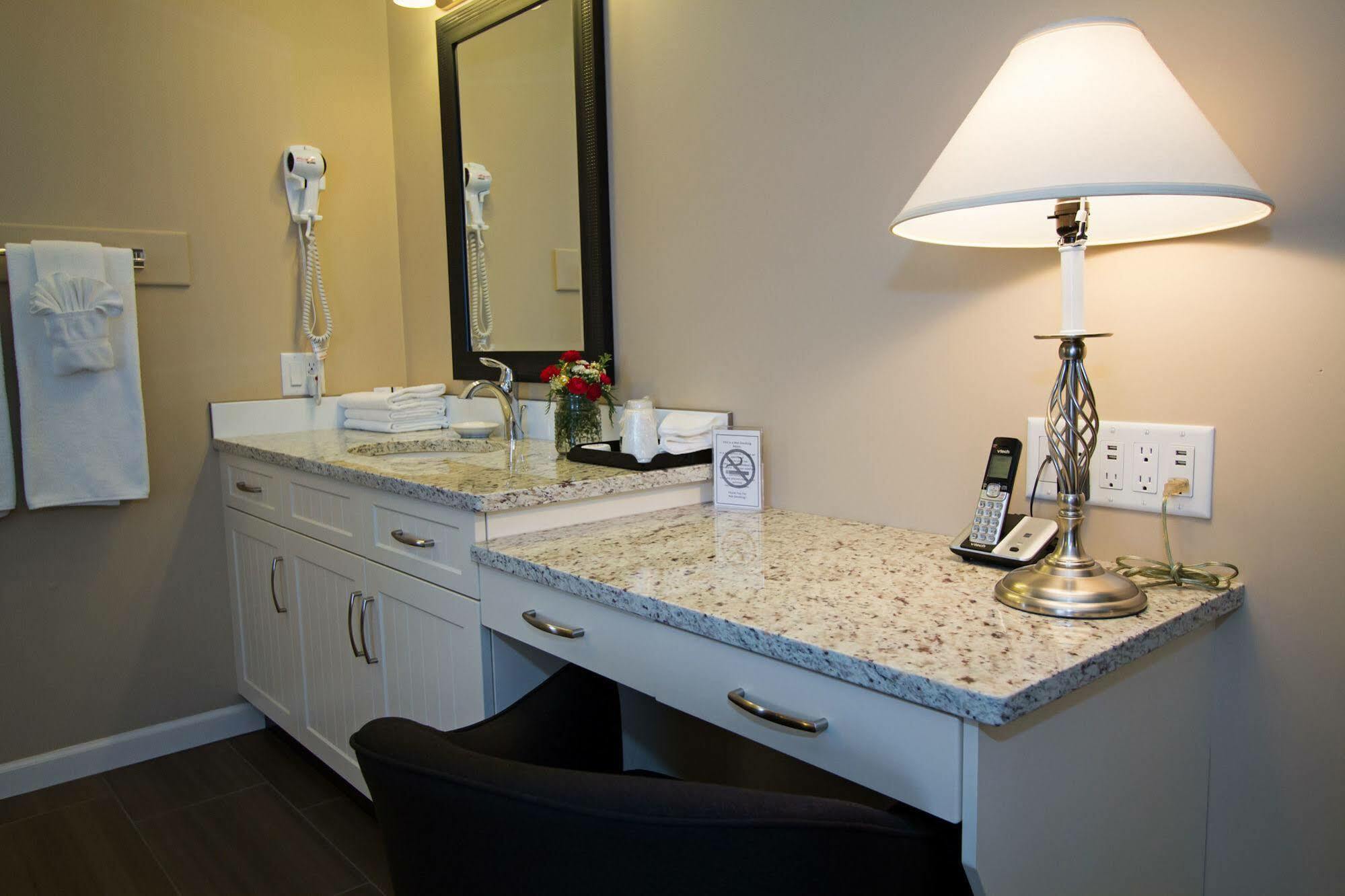 Glenwood Inn & Suites Trail Екстер'єр фото